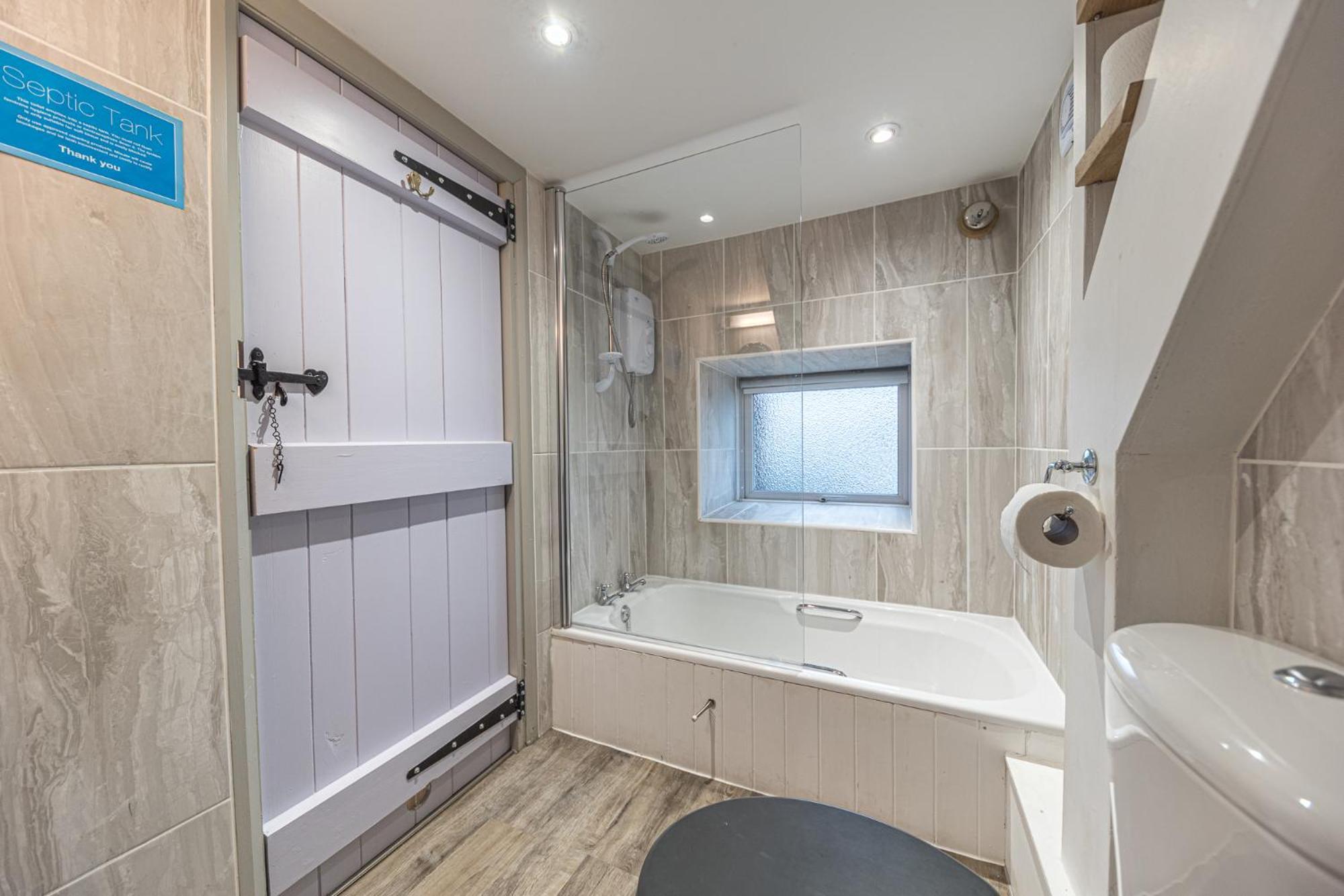 Romantic Getaway, Little Two Bed, Two Bath Barn Conversion With Amazing Views And Parking *